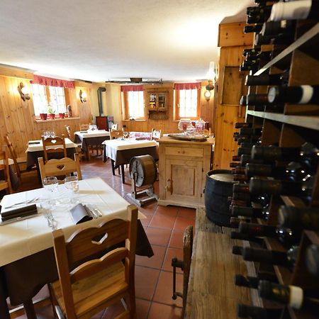 Hotel Petit Dahu - Chambres Et Restaurant Cogne Dış mekan fotoğraf