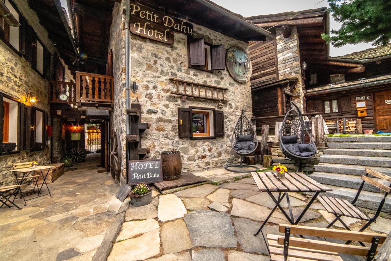 Hotel Petit Dahu - Chambres Et Restaurant Cogne Dış mekan fotoğraf