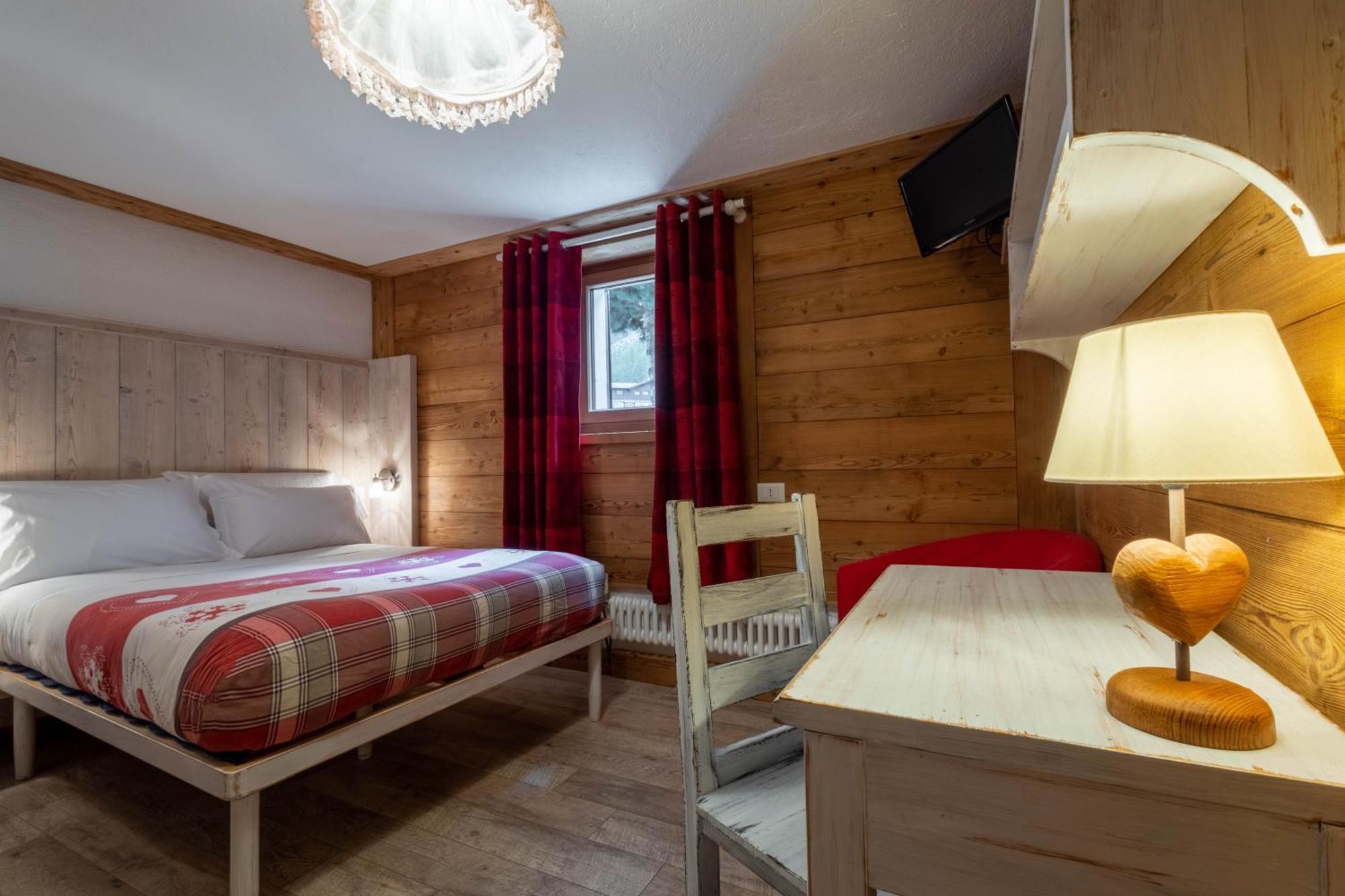 Hotel Petit Dahu - Chambres Et Restaurant Cogne Dış mekan fotoğraf