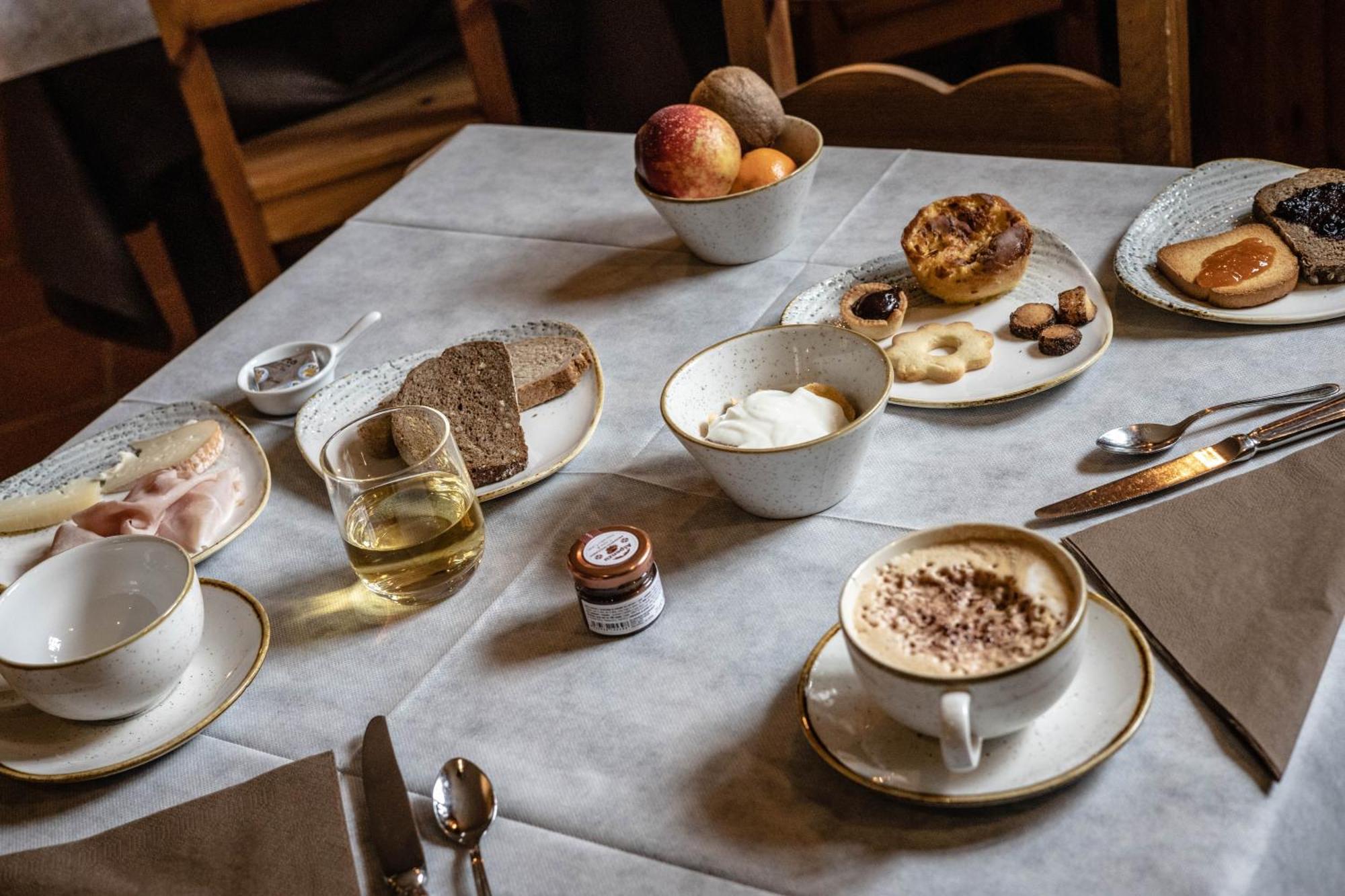 Hotel Petit Dahu - Chambres Et Restaurant Cogne Dış mekan fotoğraf