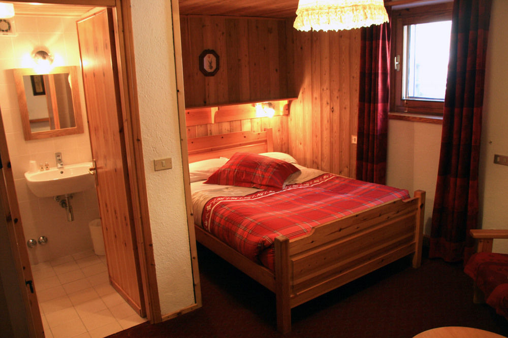 Hotel Petit Dahu - Chambres Et Restaurant Cogne Dış mekan fotoğraf