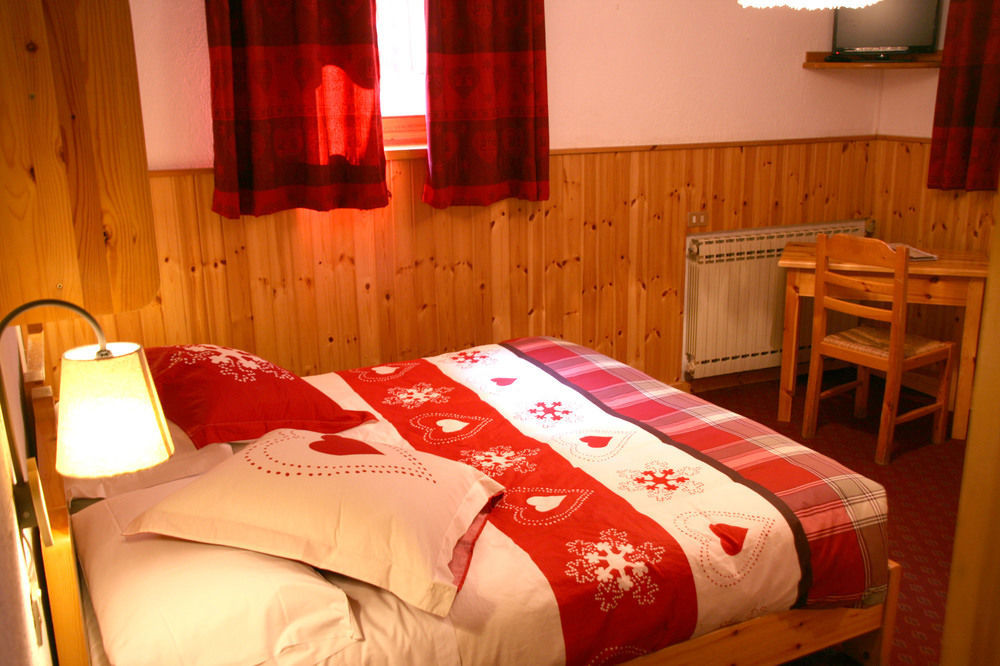 Hotel Petit Dahu - Chambres Et Restaurant Cogne Dış mekan fotoğraf