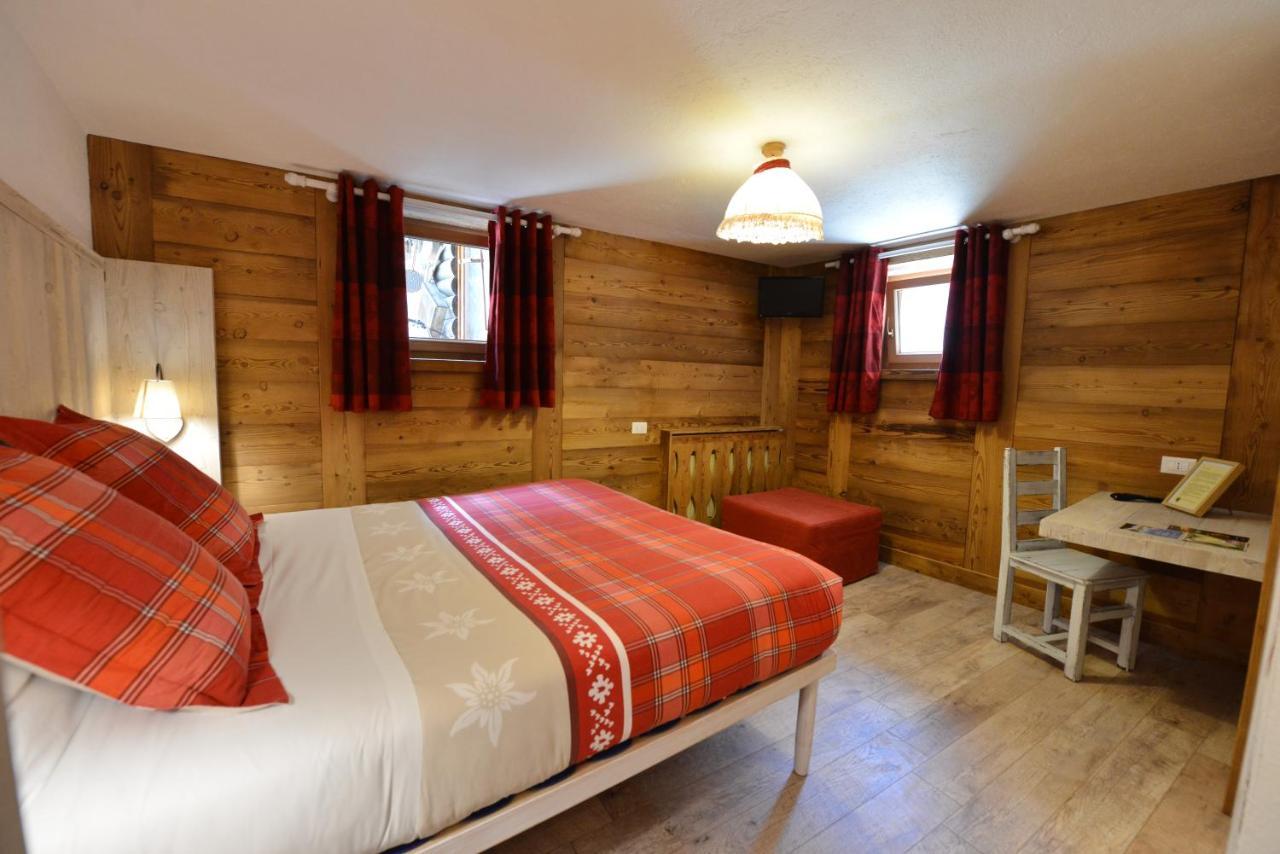 Hotel Petit Dahu - Chambres Et Restaurant Cogne Dış mekan fotoğraf